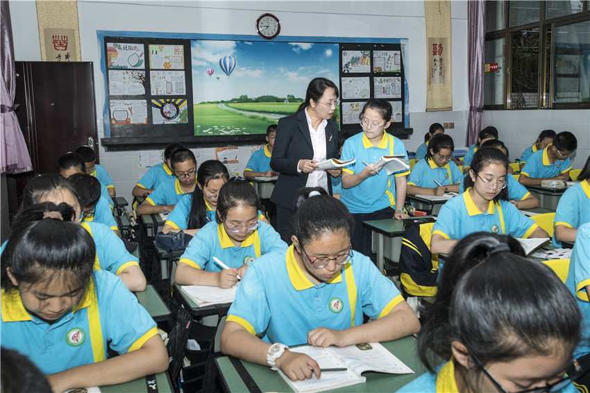 鐘莉在.jpg 鐘莉在.jpg