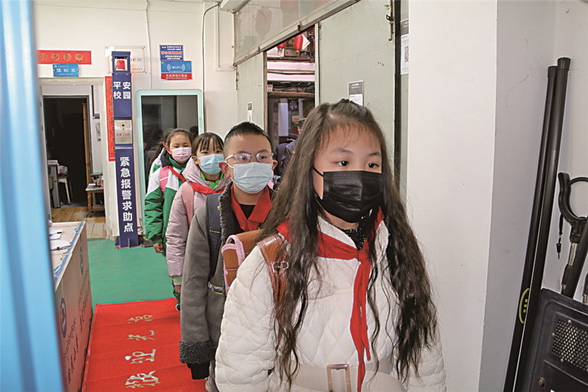 圖為學(xué)生排隊(duì).jpg 圖為學(xué)生排隊(duì).jpg