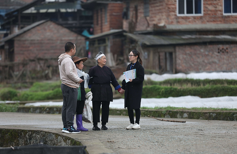 2022年3月24日，在廣西柳州市三江侗族自治縣良口鄉(xiāng)南寨村，紀檢監(jiān)察干部（右一、左一）在了解惠農(nóng)政策落實情況。