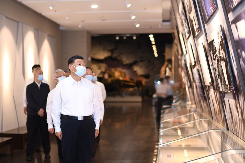 2022年8月16日至17日，中共中央總書(shū)記、國(guó)家主席、中央軍委主席習(xí)近平在遼寧考察。這是16日下午，習(xí)近平在錦州市考察遼沈戰(zhàn)役紀(jì)念館。 新華社記者 燕雁 攝