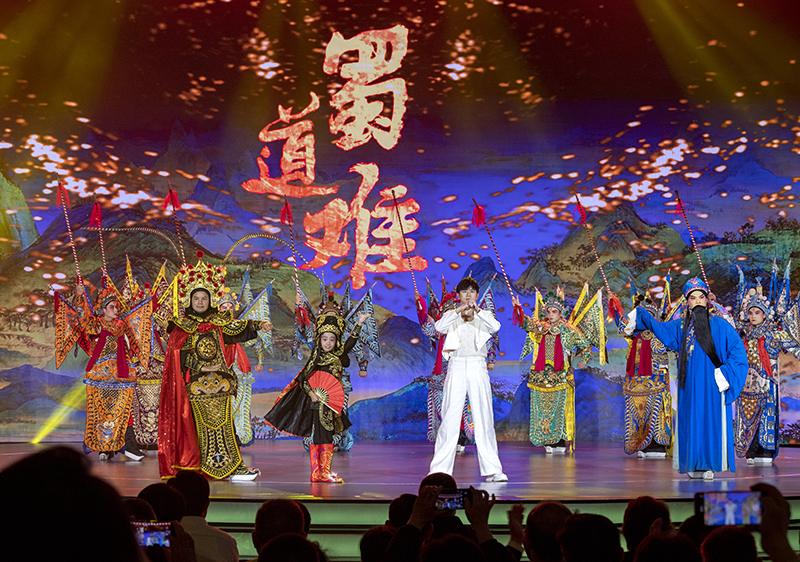 2023年10月13日，成都，“把青春華章寫在祖國大地上”大思政課網(wǎng)絡(luò)主題宣傳和互動引導(dǎo)活動在四川大學(xué)舉行。