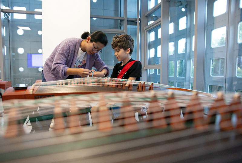 4月29日，在塞爾維亞貝爾格萊德中國文化中心，古箏指導(dǎo)老師王宣（左）在教學(xué)。新華社記者 李京 攝