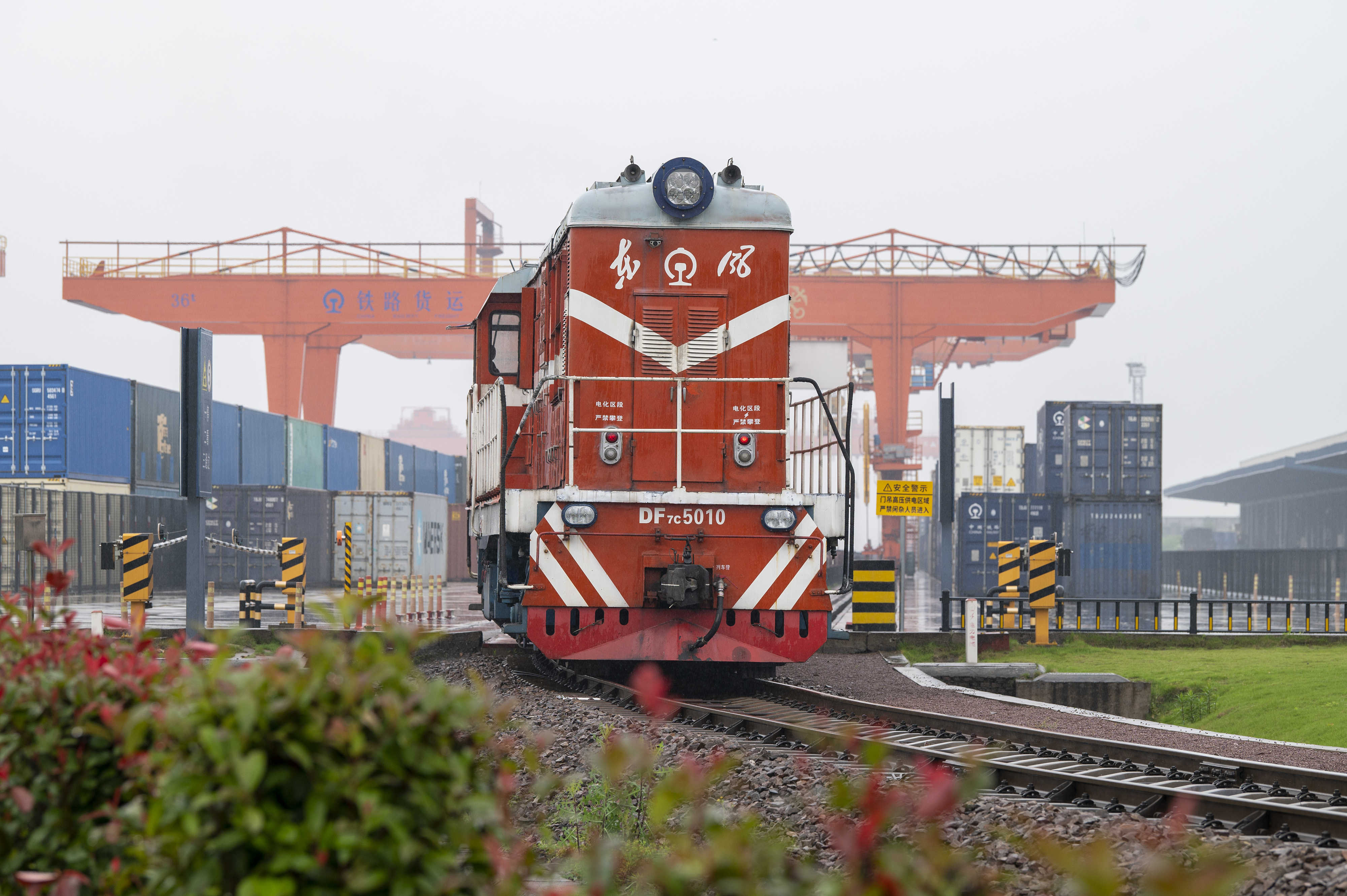 2024年5月5日，“五一”假期最后一天。在浙江省金華市金東區(qū)鐵路金華南站，一列滿載110標(biāo)箱的中歐班列緩緩啟程駛往匈牙利。