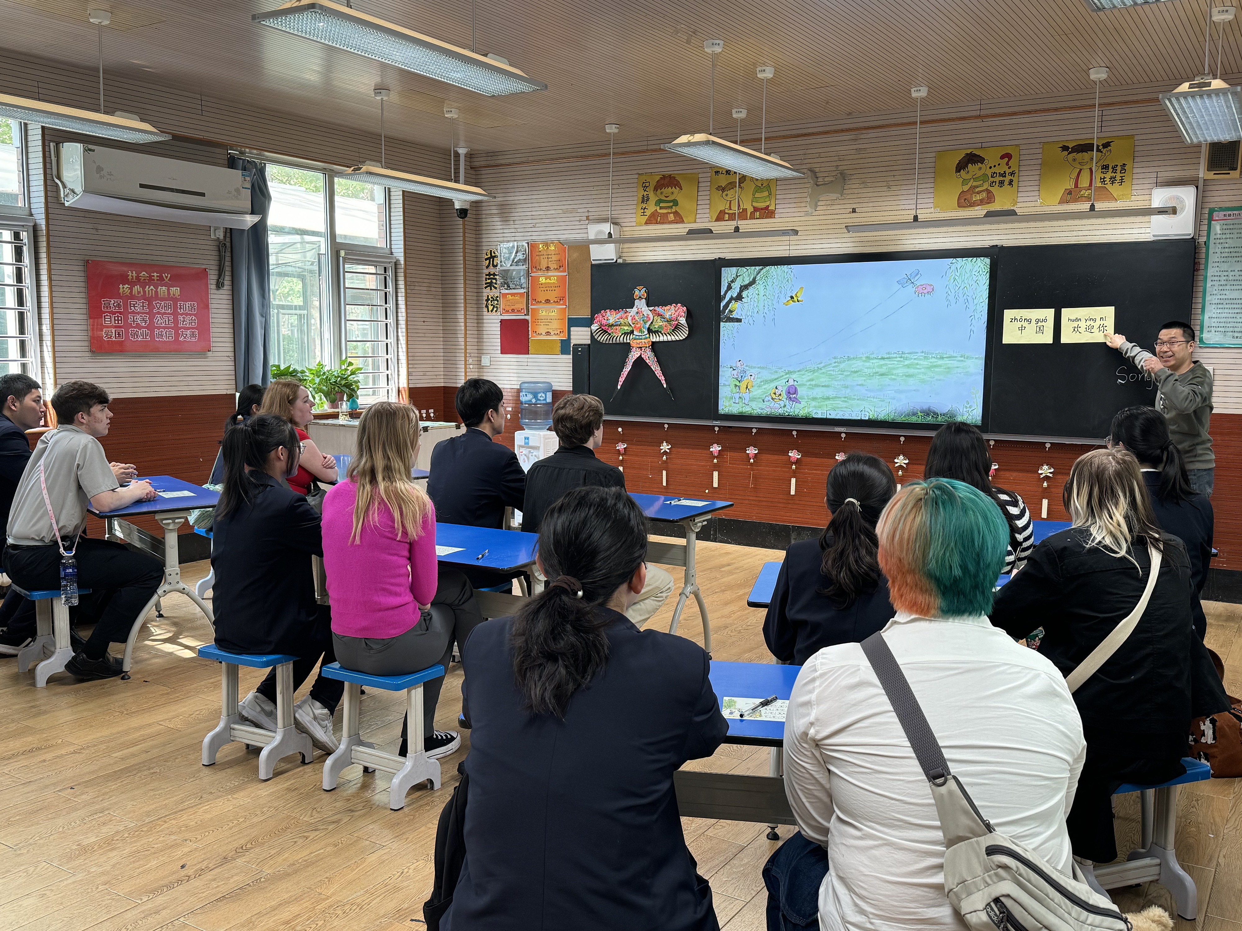 2024年4月20日，美國艾奧瓦州馬斯卡廷高中“友誼傳承”研學(xué)團(tuán)來到石家莊外國語學(xué)校，中美學(xué)生同上一節(jié)中文課。