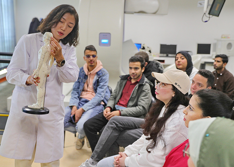 2023年4月19日，河北省秦皇島市中醫(yī)醫(yī)院醫(yī)務(wù)工作者為燕山大學(xué)外國留學(xué)生講解中醫(yī)經(jīng)絡(luò)知識(shí)。