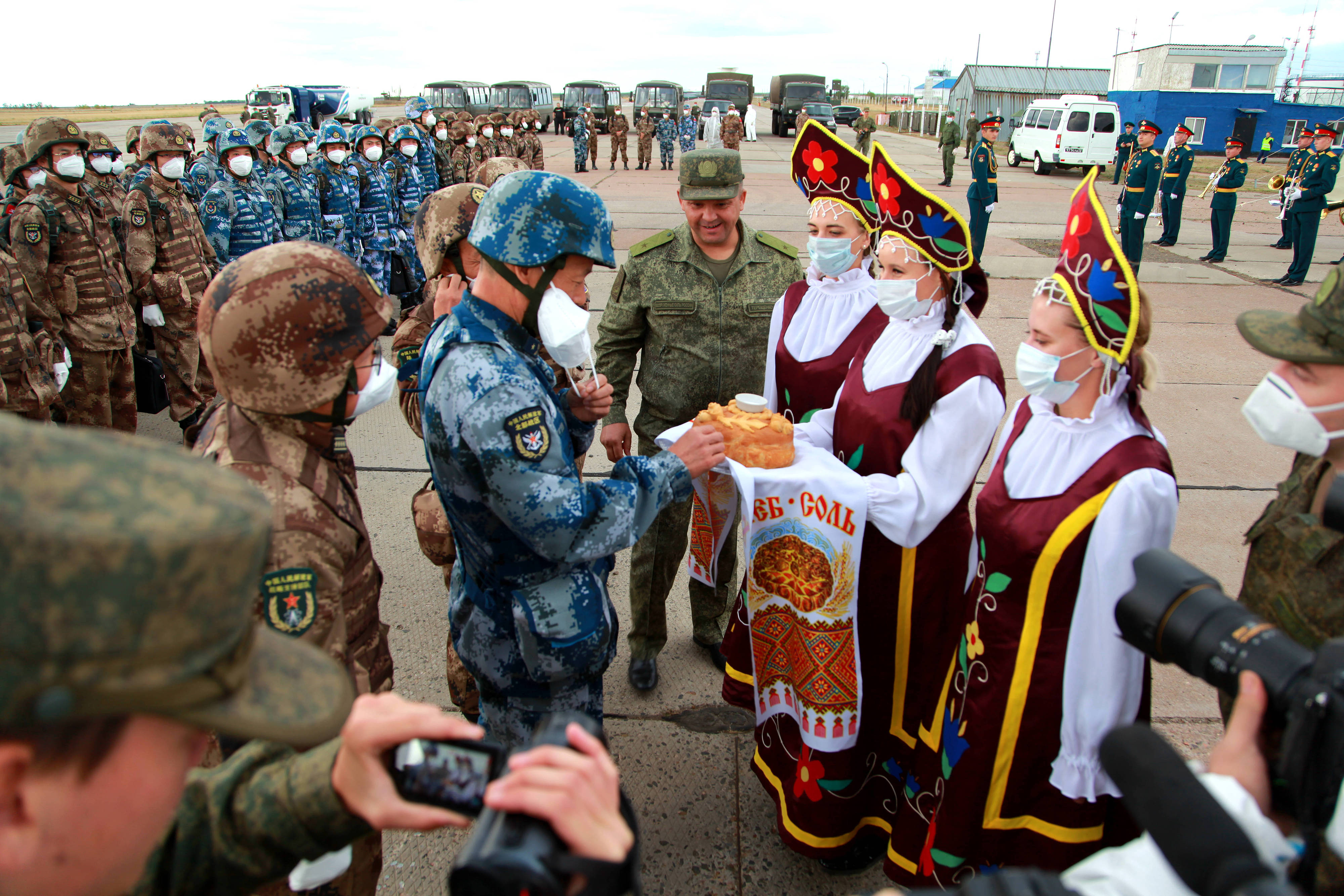 當(dāng)?shù)貢r(shí)間2021年9月10日，跨境參加“和平使命-2021”上海合作組織成員國(guó)聯(lián)合反恐軍演的中方部隊(duì)導(dǎo)演部抵達(dá)俄羅斯奧倫堡“東古茲”靶場(chǎng)演習(xí)地域。圖為俄方人員為中方人員舉行歡迎儀式。