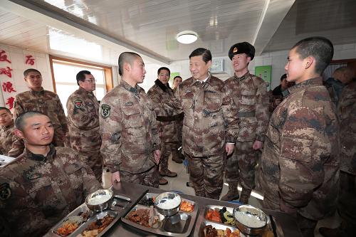 2014年1月26日中午，習(xí)近平來到連隊(duì)食堂，同戰(zhàn)士們一起用餐。新華社記者 李剛 攝