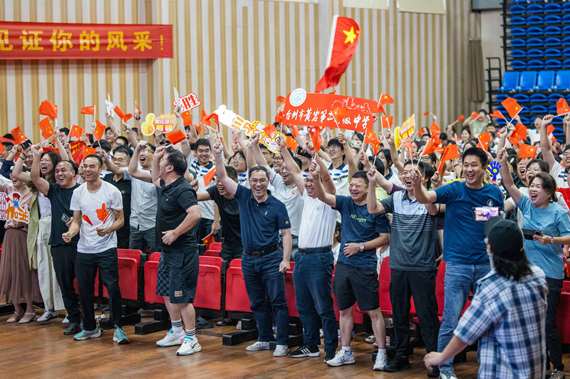 北京時(shí)間7月27日，2024年巴黎奧運(yùn)會(huì)首個(gè)比賽日，在射擊10米氣步槍混合團(tuán)體比賽中，中國(guó)選手黃雨婷/盛李豪獲得金牌。圖為黃雨婷的母校師生們通過收看奧運(yùn)直播的方式為她加油助威。