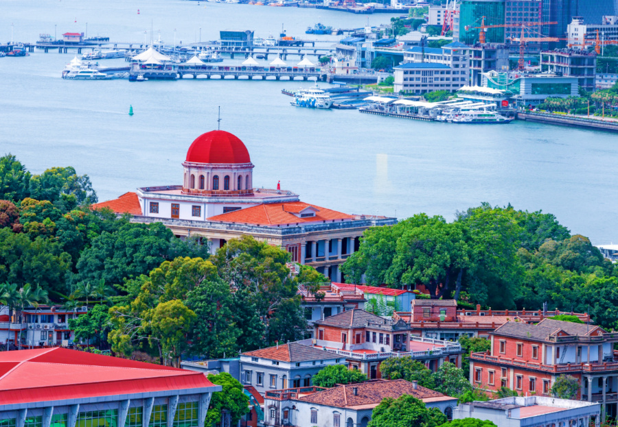 鼓浪嶼素有“萬國建筑博物館”的美譽(yù)，八卦樓作為全國重點文物保護(hù)單位，是鼓浪嶼世界文化遺產(chǎn)核心要素之一。楊勁堅 攝